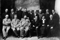 Преподаватели фельдшерско-акушерской школы (М. Д. Иссерсон - первый ряд - второй слева) 